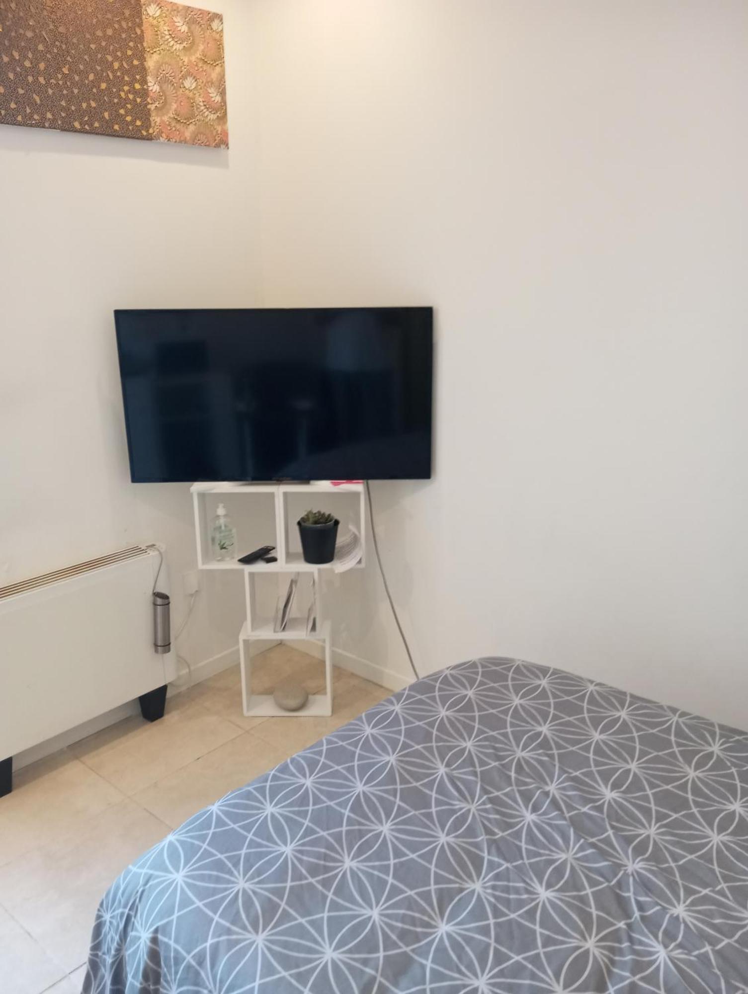 Studio De 14M2 Dans Une Maison Cagnes-sur-Mer Luaran gambar