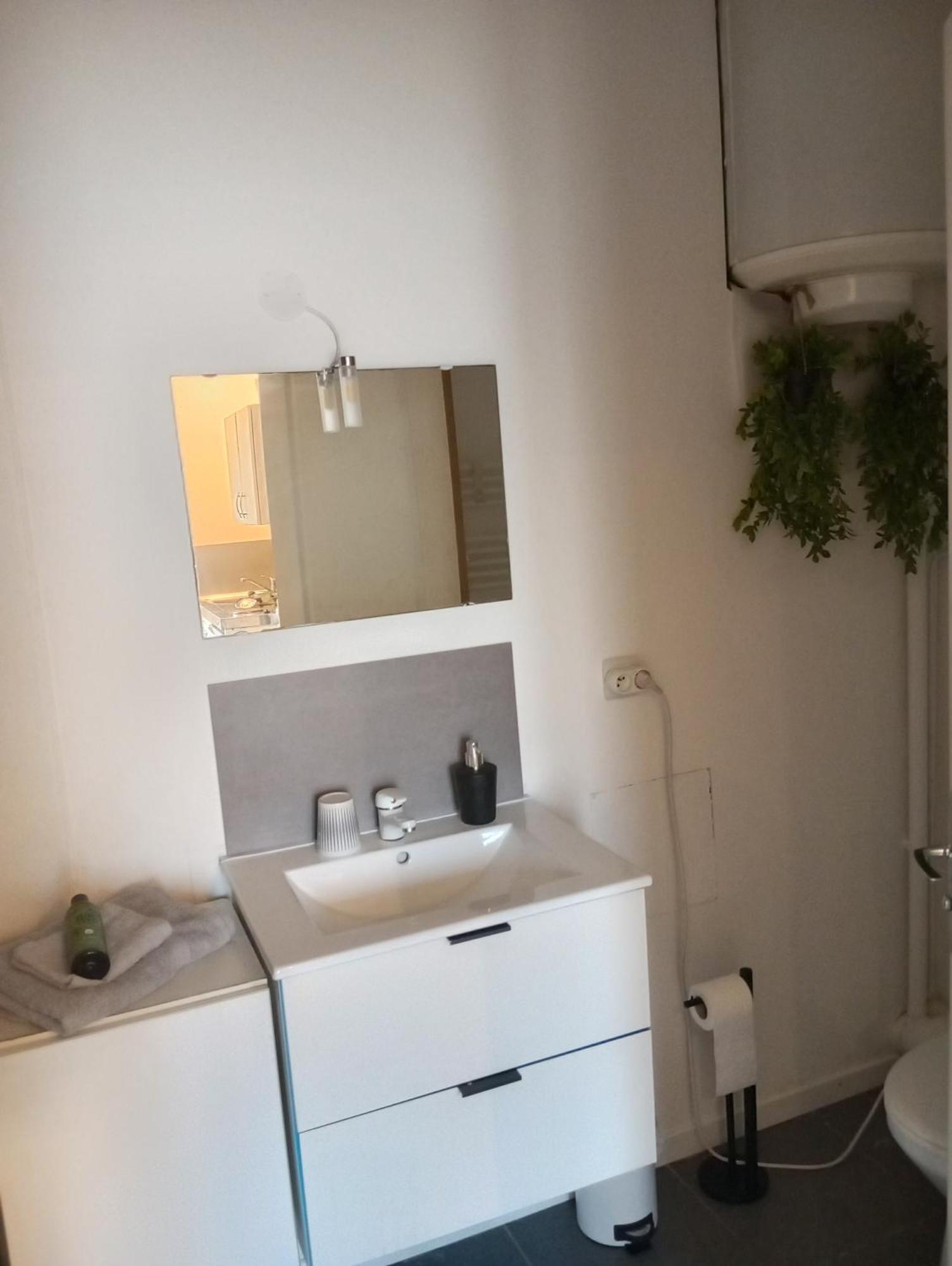 Studio De 14M2 Dans Une Maison Cagnes-sur-Mer Luaran gambar